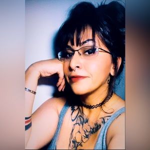 Meet your Posher, 🅴🅼🅸 🆅🅸🅳🅰.